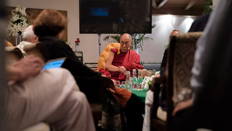 Sua Santità il Dalai Lama ascolta l’ultima presentazione della seconda giornata di dialogo con gli scienziati russi a Nuova Delhi, l’8 agosto 2017. (Foto di Tenzin Choejor/OHHDL)