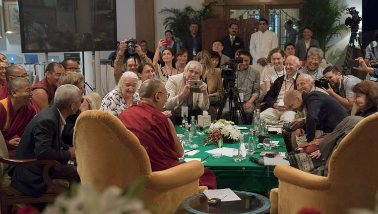 Sua Santità durante le sue considerazioni finali, al termine del dialogo con gli scienziati russi a Nuova Delhi (India) l’8 agosto 2017. (Foto di Tenzin Choejor/OHHDL)