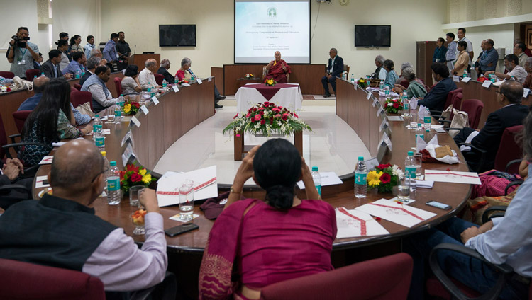 Sua Santità il Dalai Lama incontra gli industriali e i vice rettori. Mumbai, 14 agosto 2017. (Foto di Tenzin Choejor/OHHDL)