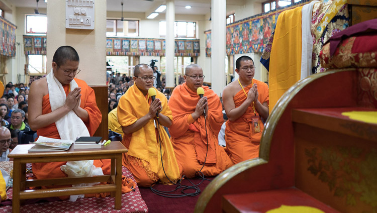 I monaci thailandesi mentre recitano il Mangala Sutta in Pali, prima dell’inizio degli insegnamenti di Sua Santità il Dalai Lama presso il Tsuglagkang, a Dharamsala (India), il 29 agosto 2017. (Foto di Tenzin Choejor/OHHDL)