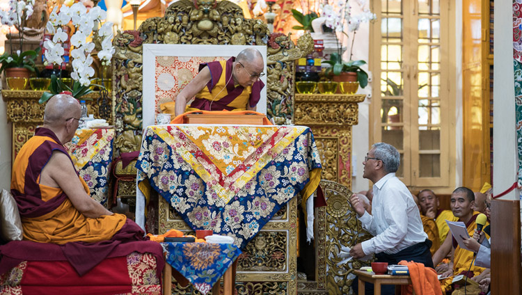 L’interprete dall’inglese di Sua Santità il Dalai Lama traduce le domande del pubblico durante  la terza giornata di insegnamenti presso il Tsuglagkhang, a  Dharamsala (India), 31 agosto  2017. (Foto di Tenzin Choejor/OHHDL)