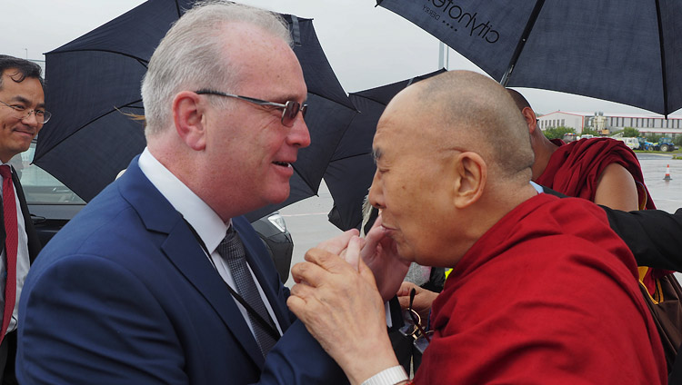 Richard Moore accoglie Sua Santità il Dalai Lama al suo arrivo a Derry, nell’Irlanda del Nord, 10 settembre 2017. (Foto di Jeremy Russell/OHHDL)