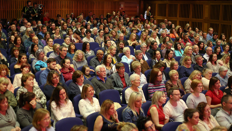 Una platea di oltre 1000 persone ha assistito alla conferenza pubblica di Sua Santità il Dalai Lama presso il Millennium forum di Derry, Irlanda del Nord, 10 settembre 2017. (Foto di  Lorcan Doherty)