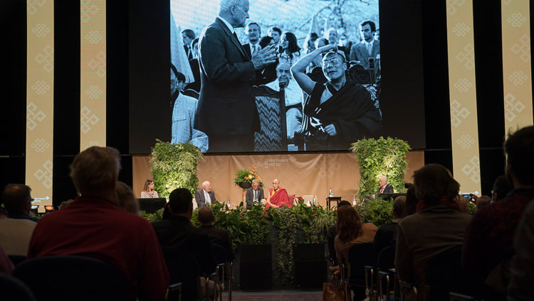 Sua Santità il Dalai Lama durante l’omaggio reso alla memoria del fisico e filosofo tedesco Carl Friedrich von Weizsäcker, presso la Sala del Centenario, Francoforte, 14 settembre 2017. (Foto di Tenzin Choejor)