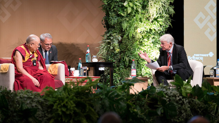 Wolf Singer presenta al Dalai Lama gli “Aggiornamenti sulla Scienza Occidentale” durante il simposio “Scienza Occidentale e Prospettiva Buddhista” organizzato presso la Sala del Centenario di Francoforte. 14 settembre 2017 (Foto di Tenzin Choejor)