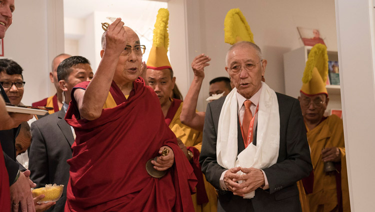 Sua Santità il Dalai Lama e Dagyab Rinpoche recitano i versi per la consacrazione della nuova sede della Tibet House di Francoforte, 14 settembre 2017. (Foto di Tenzin Choejor)