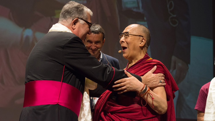 Sua Santità il Dalai Lama viene accolto da Giovanni Accolla, Arcivescovo di Messina, sul palco del Teatro Vittorio Emanuele di Messina, 17 settembre 2017. (Foto di Federico Vinci/Città Metropolitana di Messina)