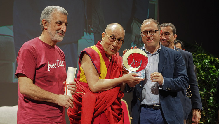 Sua Santità il Dalai Lama riceve l’onorificenza “Costruttore di pace, giustizia e nonviolenza” presso il Teatro Vittorio Emanuele di Messina, 17 settembre 2017. (Foto di Jeremy Russell)