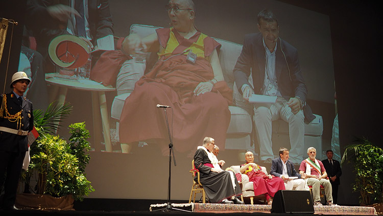 Sua Santità il Dalai Lama, sul palco del Teatro Vittorio Emanuele di Messina, 17 settembre 2017. (Foto di Jeremy Russell)