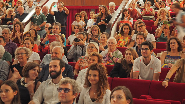 Il pubblico, oltre 1200 persone, presente al Teatro Vittorio Emanuele di Messina, per la conferenza pubblica di Sua Santità il Dalai Lama, 17 settembre 2017. (Foto di Jeremy Russell)