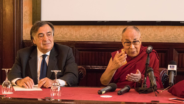 Sua Santità il Dalai Lama insieme a Leoluca Orlando durante la conferenza stampa che si è tenuta a Palermo il 18 settembre 2017. (Foto di Paolo Regis)