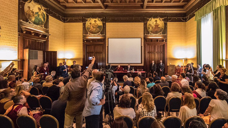 Sua Santità il Dalai Lama durante la conferenza stampa che si è tenuta a Palermo il 18 settembre 2017. (Foto di Paolo Regis)