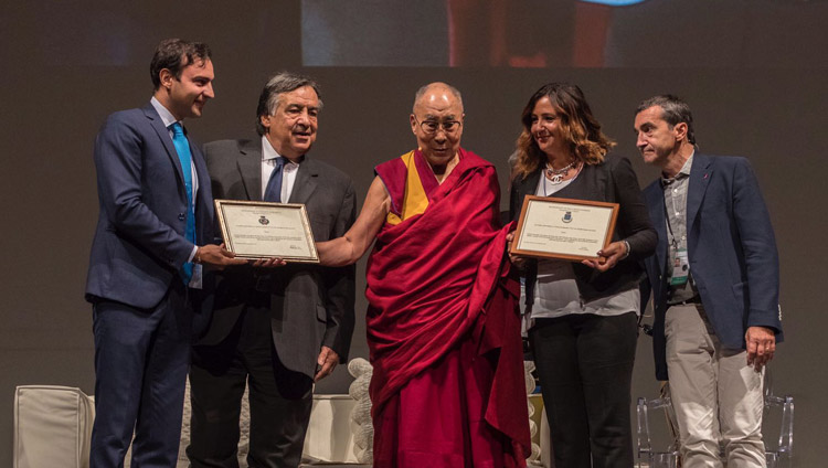 Il Dalai Lama riceve la cittadinanza onoraria di Ventimiglia di Sicilia e Isola delle Femmine, durante la conferenza pubblica al Teatro Massimo di Palermo, il 18 settembre 2017. (Foto di Paolo Regis)