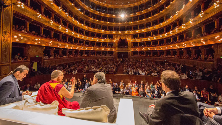 Sua Santità il Dalai Lama parla dal palco del Teatro Massimo di Palermo in occasione della conferenza pubblica del 18 settembre 2017. (Foto di Paolo Regis)