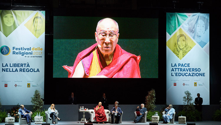 Sua Santità Dalai Lama sul palco del Mandela forum durante il dialogo interreligioso “La libertà attraverso la regola”. Firenze, 19 settembre 2017 (Foto di Olivier Adam)