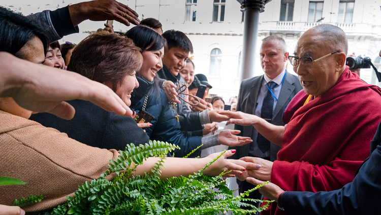 Sostenitori e praticanti accolgono Sua Santità il Dalai Lama al suo arrivo all’hotel di Riga, Lettonia, il 22 settembre 2017. Foto di Tenzin Choejor