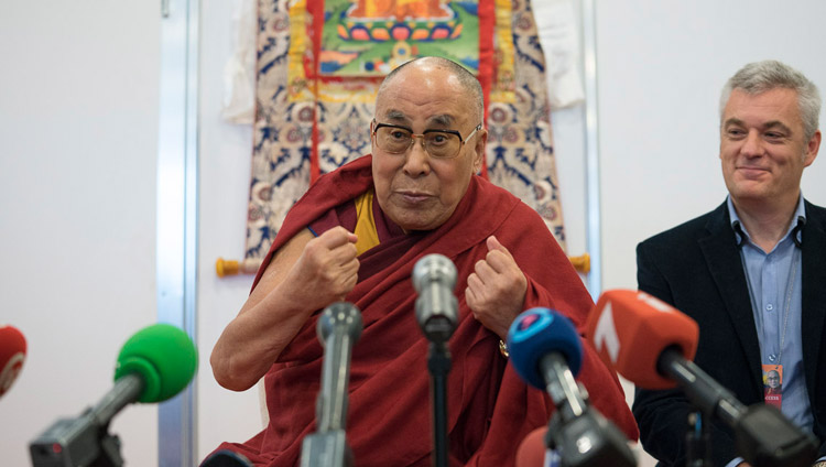 Sua Santità il Dalai Lama durante la conferenza stampa che si è tenuta nella Skonto Hall di Riga (Lettonia) il 23 settembre 2017. Foto di Tenzin Choejor