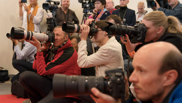 Giornalisti e fotografi durante la conferenza stampa del Dalai Lama alla Skonto Hall di Riga, il 23 settembre 2017. Foto di Tenzin Choejor