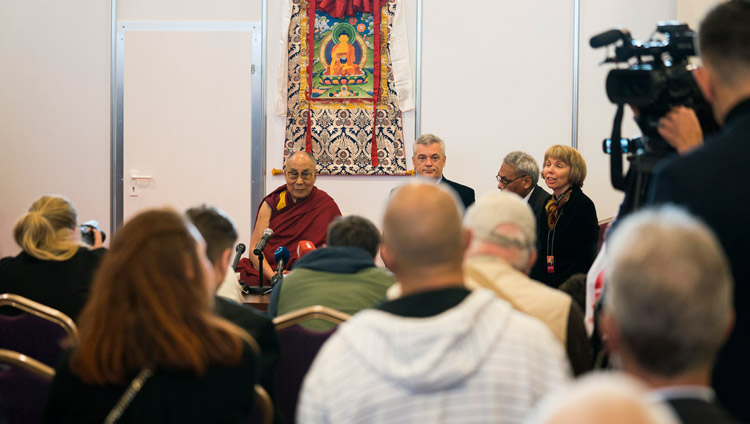 Sua Santità il Dalai Lama durante la conferenza stampa a Riga, presso la Skonto Hall, il 23 settembre 2017. Foto di Tenzin Choejor.