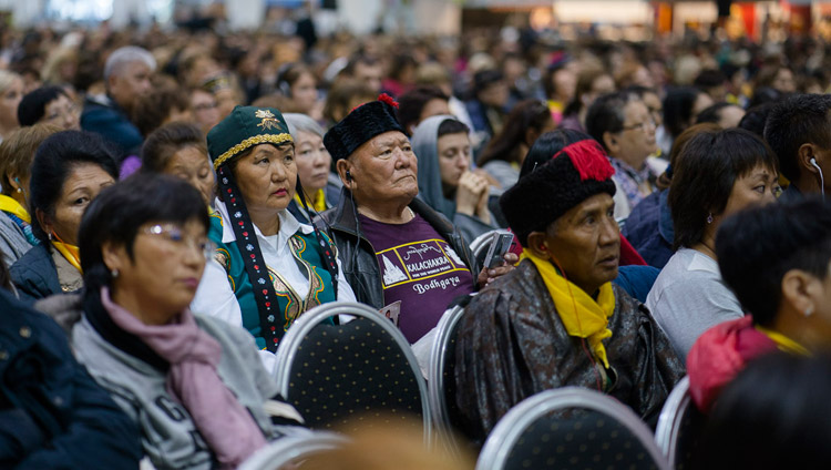 I praticanti provenienti dalle regioni baltiche ascoltano gli insegnamenti di Sua Santità il Dalai Lama presso la Skonto Hall di Riga, il 23 settembre 2017. Foto di Tenzin Choejor
