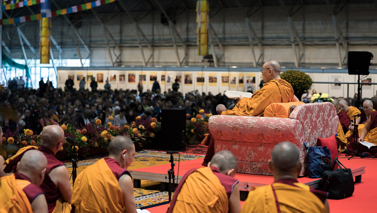 Il Sangha ascolta dal palco gli insegnamenti di Sua Santità il Dalai Lama presso la Skonto Hall di Riga, il 23 settembre 2017. Foto di Tenzin Choejor