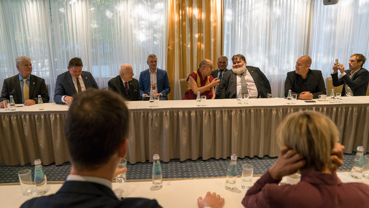 Sua Santità il Dalai Lama incontra i parlamentari degli stati baltici a Riga, Lettonia, il 24 settembre 2017. Foto di Tenzin Choejor