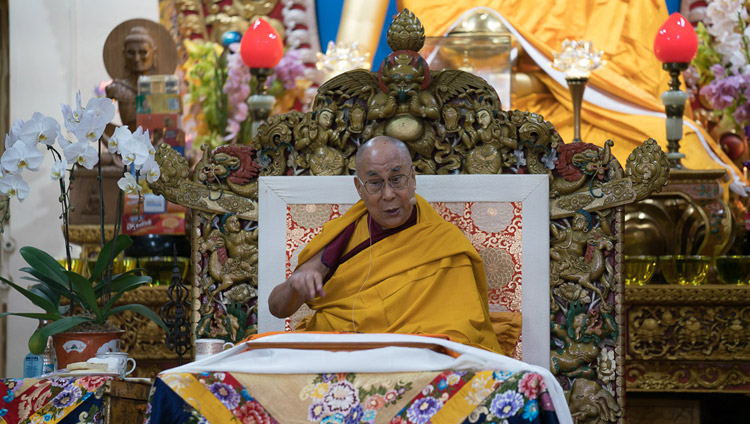 Sua Santità il Dalai Lama durante la prima giornata di insegnamenti presso il Tempio Tibetano Principale di Dharamsala, 3 ottobre 2017. Foto di Tenzin Choejor