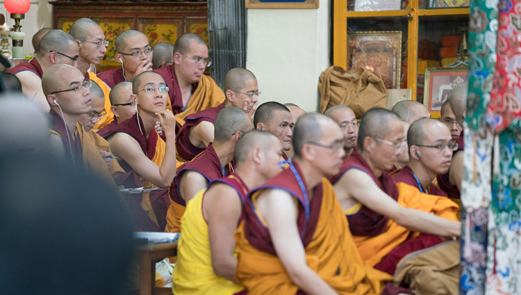 La comunità monastica proveniente da Taiwan ascolta via radio la traduzione in cinese degli insegnamenti del Dalai Lama durante la prima delle quattro giornate presso il Tempio Tibetano Principale, Dharamsala, 3 ottobre 2017. Foto di Tenzin Choejor
