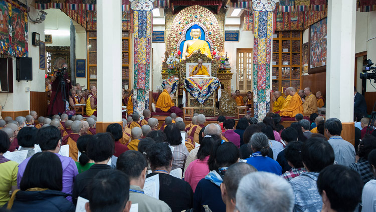 L’interno del Tempio Tibetano Principale durante la prima giornata di insegnamenti conferita dal Dalai Lama su richiesta del Sangha e dei laici provenienti da Taiwan. 3 ottobre 2017. Foto di Tenzin Phuntsok