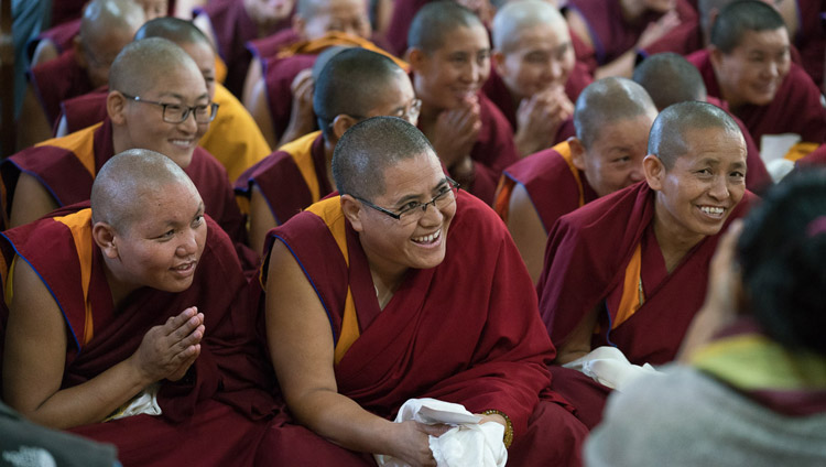 Alcune delle venti monache che hanno conseguito il titolo di Geshe-ma lo scorso inverno, durante l’incontro con il Dalai Lama presso la sua residenza di Dharamsala. 4 ottobre 2017. Foto di Tenzin Choejor
