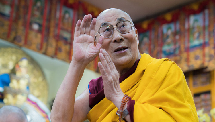 Sua Santità il Dalai Lama saluta i praticanti che si sono riuniti nel Tempio Tibetano Principale per la seconda giornata di insegnamenti a Dharamsala. 4 ottobre 2017. Foto di Tenzin Choejor