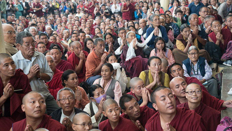 Oltre 6000 persone hanno partecipato agli insegnamenti di Sua Santità il Dalai Lama presso il Tempio Tibetano Principale di Dharamsala; molti altri sono rimasti nello spiazzo antistante il Tempio. 4 ottobre 2017. Foto di Tenzin Choejor