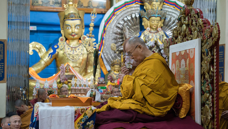 Sua Santità il Dalai Lama durante i rituali preparatori, prima dell’iniziazione di lunga vita di Tara Bianca, durante l’ultima giornata di insegnamenti per i praticanti di Taiwan, presso il Tempio Tibetano Principale di Dharamsala, il 6 ottobre 2017. Foto di Tenzin Choejor