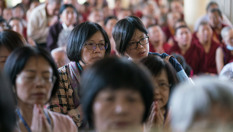 Alcuni degli oltre 1300 cinesi provenienti da Taiwan durante la giornata conclusiva degli insegnamenti di Sua Santità il Dalai Lama presso il Tempio Tibetano Principale di Dharamsala, il 6 ottobre 2017. Foto di Tenzin Choejor]