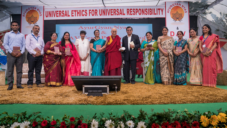 Sua Santità il Dalai Lama e i rappresentanti delle 9 scuole che adotteranno il curriculum di Etica Universale preparato dalla fondazione Ayurgyan Nyas, durante l'incontro tenutosi presso la CJ DAV Public School di Meerut (India), il 16 ottobre 2017. Foto di Tenzin Choejor