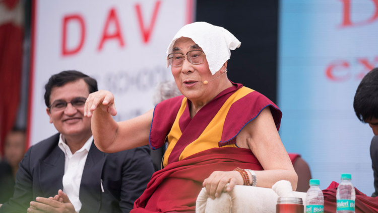 Sua Santità il Dalai Lama durante la presentazione del Curriculum preparato dalla fondazione Ayurgyan Nyas per introdurre l’etica secolare nelle scuole. Meerut, 16 ottobre 2017. Foto di Tenzin Choejor