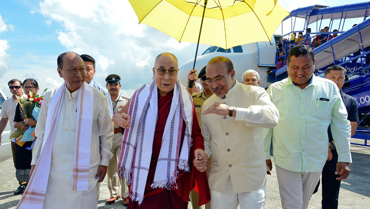 Il portavoce della Manipur Assembly Yumnam Khemchand Singh e il Primo Ministro N. Biren Singh accolgono Sua Santità il Dalai Lama al suo arrivo all’aeroporto di Imphal, 17 ottobre 2017. Foto di Lobsang Tsering