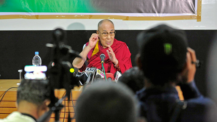 Sua Santità il Dalai Lama durante la conferenza stampa che si è tenuta a Imphal, nello Stato di Manipur, il 18 ottobre 2017. Foto di Lobsang Tsering