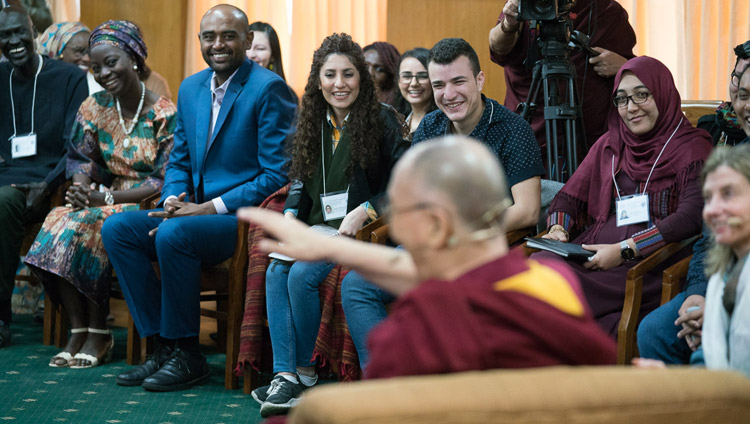 Sua Santità il Dalai Lama dà il benvenuto ai giovani dello USIP presso la sua residenza di  Dharamsala prima dell’inizio del dialogo. 6 novembre 2017. Foto di Tenzin Choejor