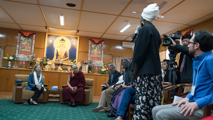I giovani leader dello USIP si presentano a Sua Santità il Dalai Lama prima dell’avvio del loro dialogo. Dharamsala, 6 novembre 2017. Foto di Tenzin Choejor