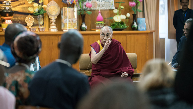 Sua Santità il Dalai Lama durante il suo discorso introduttivo ai giovani leader dello USIP, presso la residenza di Dharamsala. 6 novembre 2017. Foto di Tenzin Choejor