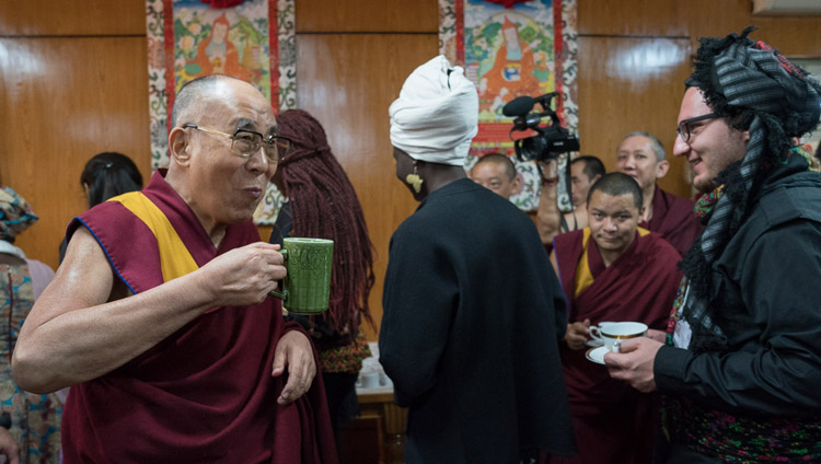Sua Santità il Dalai Lama durante una pausa per il tè insieme ai giovani leader dello USIP, Dharamsala, 6 novembre 2017. Foto di Tenzin Choejor