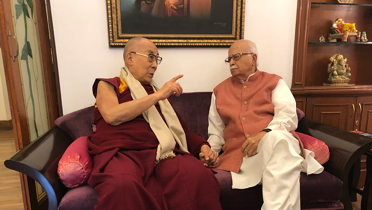 Sua Santità il Dalai Lama insieme all’ex Vice Primo Ministro indiano L. K. Advani a New Delhi, 18 novembre 2017. Foto di Tenzin Taklha