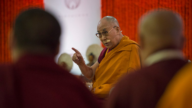 Sua Santità il Dalai Lama parla all'Auditorium del Somaiya Campus di Mumbai, 8 dicembre 2017. Foto di Lobsang Tsering