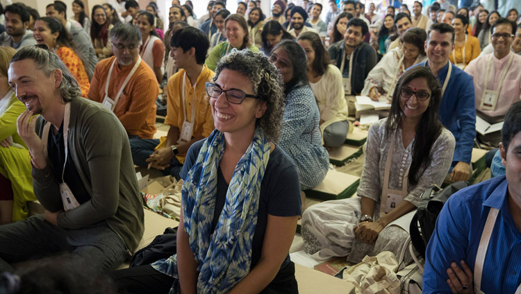 I membri del pubblico ascoltano Sua Santità il Dalai Lama mentre parla al Somaiya Campus Auditorium di Mumbai, 8 dicembre 2017. Foto di Lobsang Tsering