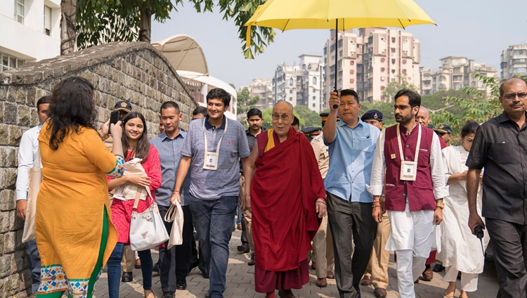 Sua Santità il Dalai Lama accompagnato dai suoi ospiti al termine del primo giorno di insegnamenti presso l'Auditorium del Somaiya Campus di Mumbai,8 dicembre 2017. Foto di Lobsang Tsering