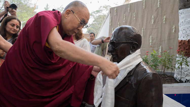 Sua Santità il Dalai Lama all’inaugurazione della statua di Shantilal Somaiya, padre dell'attuale Presidente del Campus di Mumbai, 10 dicembre 2017. Foto di Lobsang Tsering