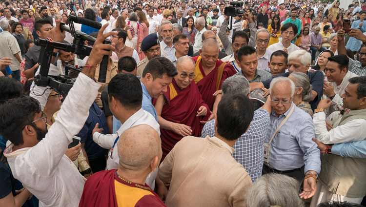 Sua Santità il Dalai Lama si fa strada tra la folla di oltre 2000 persone arrivate per ascoltare le sue parole al Somaiya Vidyavihar di Mumbai, 10 dicembre 2017. Foto di Lobsang Tsering