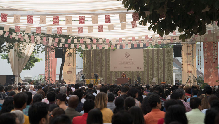 Il pubblico ascolta Sua Santità il Dalai Lama che parla dal palco allestito sotto una grande tenda al Somaiya Vidyavihar di Mumbai, 10 dicembre 2017. Foto di Lobsang Tsering