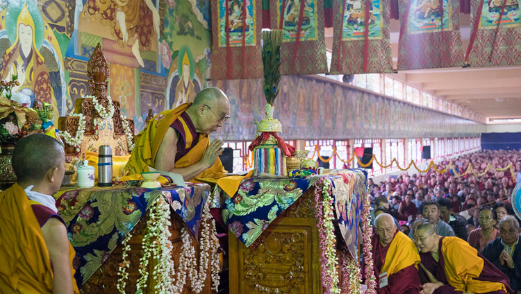 Sua Santità il Dalai Lama durante i rituali preparatori per l’iniziazione di Hayagriva. Monastero di Sera Jey, Bylakuppe, 20 dicembre 2017. Foto di Lobsang Tsering
